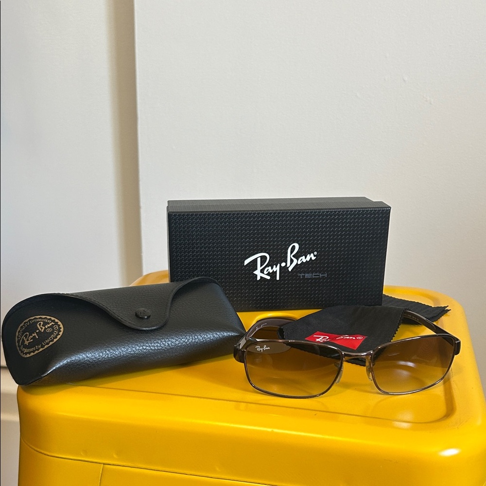 Ray-Ban Black Frame Brown Gradient Lens Sunglasses with Case
